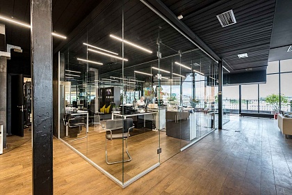 Цельностеклянная перегородка и дверь в переговорной комнате