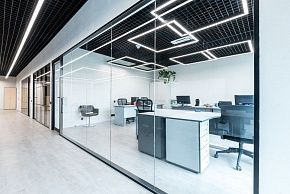 Цельностеклянные перегородки в open space в черном профиле