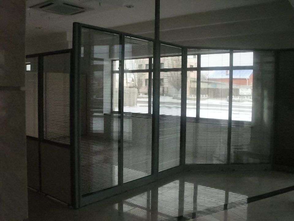 Угловая офисная перегородка с жалюзи у окна