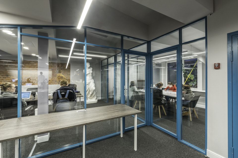 Угловая стеклянная перегородка в синем алюминиевом профиле (проект WGG digital agency)