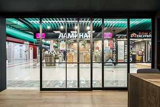 Витражная стеклянная перегородка-витрина для магазина в торговом центре