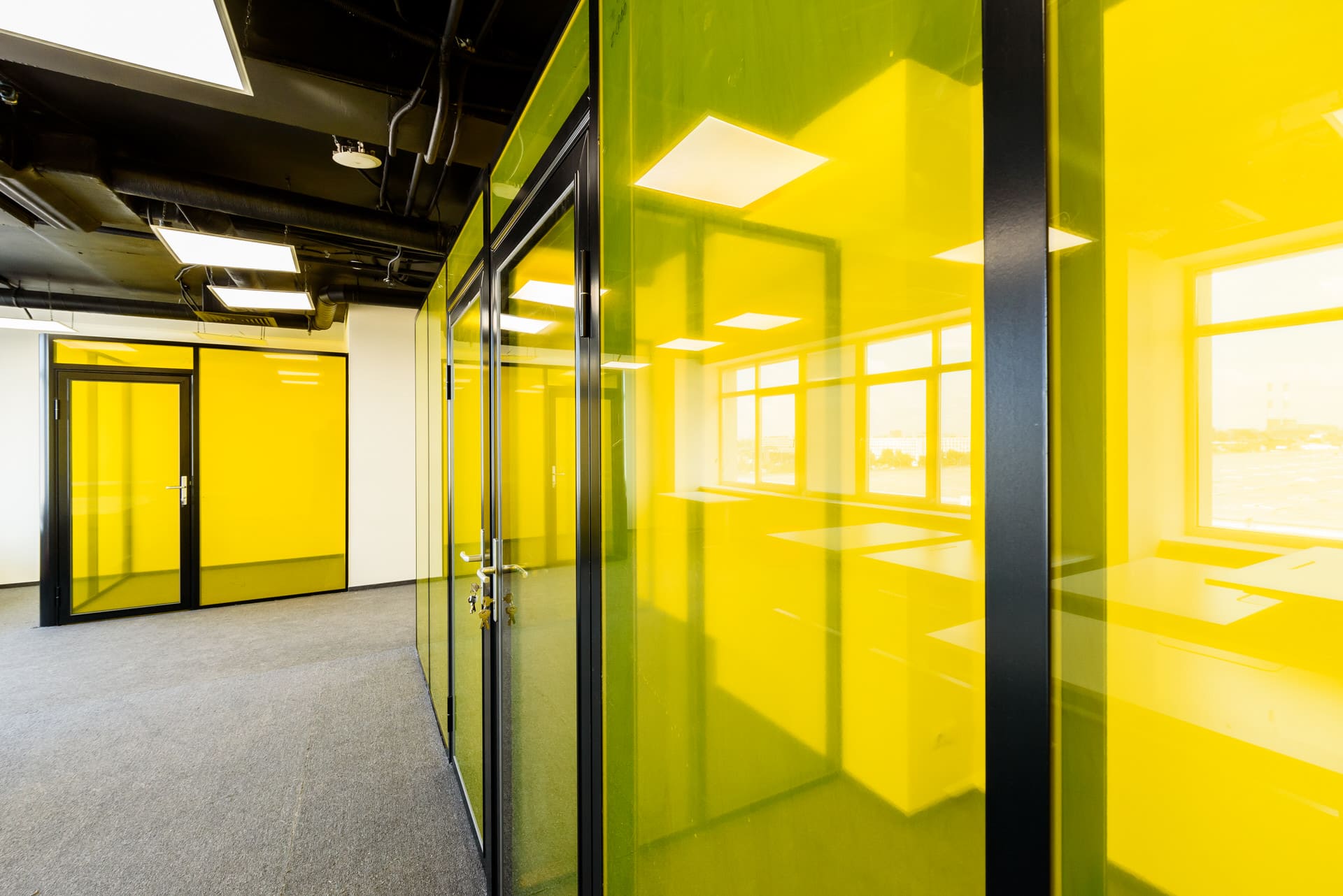 Желтая стеклянная перегородка в черном алюминиевом профиле