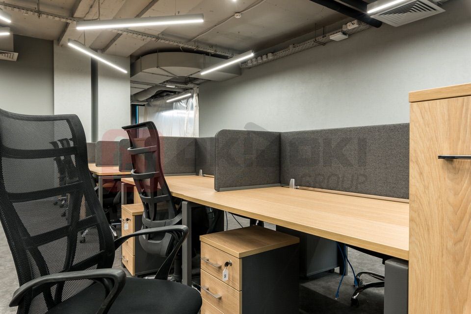 Зона ресепшен со стеклянными перегородками