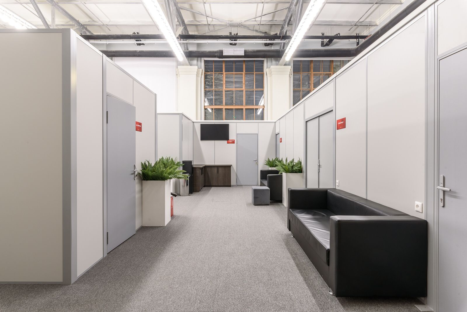 Зонирование пространства глухими конструкциями — общий вид. Проект ВДНХ