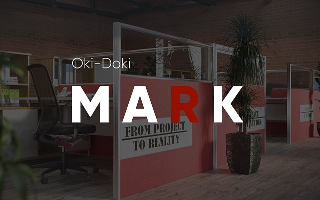 Oki-Doki MARK — баннер на фоне офисных перегородок Баннер Oki-Doki MARK на фоне офисных перегородок и рабочих мест